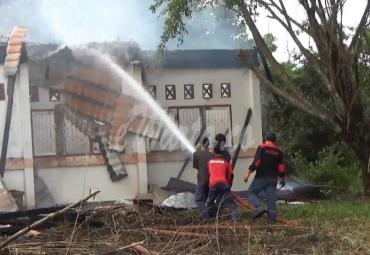 Petugas PBK Seluma saat berjuang memadamkan api