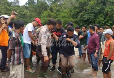 Evakuasi korban hanyut oleh Tim SAR gabungan di bantu warga