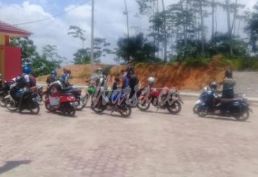 Puluhan orang memprotes kantor BKPSDM Seluma