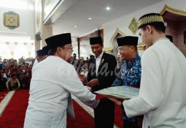 Presiden RI Joko Widodo membagikan sertifikat lahan wakaf
