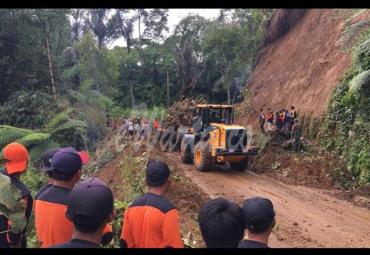 Petugas BPBD di bantu TNI/ POLRI dan warga masih terus bekerja Lokasi longsor