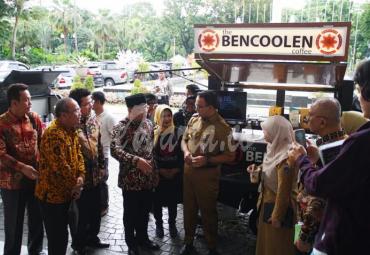Gubernur Bengkulu H Rohidin Mersyah kenalkan kopi Bengkulu ke Gubernur DKI Anis Baswedan