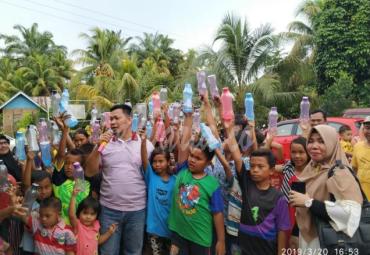 Ulil Umidi, Wakil Ketua I DPRD Seluma bagikan botol minum ke siswa SD, Botol berstandar SNI