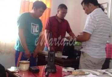 Pelaku memakai baju warna biru tak berkutik didepan polisi