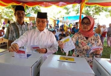 Bupati Seluma, Bundra Jaya beserta istri gunakan hak pilihnya di kampung halaman