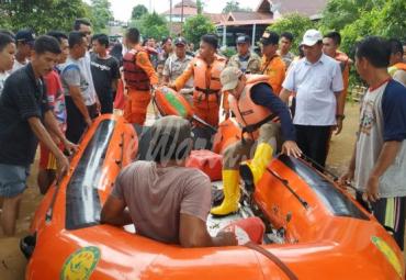 Gunakan perahu karet, Wawali ikut evakuasi warga korban banjir