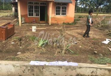 Tampak rumah warga dan buku anak sekolah dijemur bekas terendam banjir