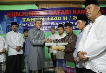 Penyerahan bantuan oleh Kesra Setda Bengkulu Tengah