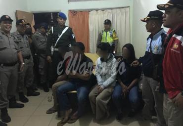 Dua pasangan mesum saat di interogasi petugas usai terjaring razia dikamar hotel
