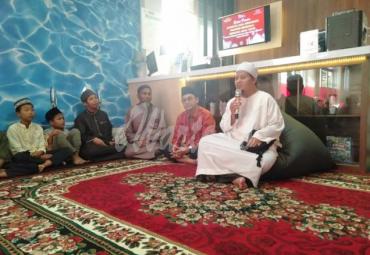Ustadz Ibnu Hajar Basalamah saat memberikan tausiahnya