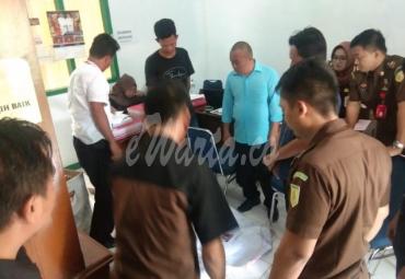 Lengkap, 3 tersangka dugaan penggelembungan suara oknum anggota PPK Ulu Talo  resmi ditahan Jaksa