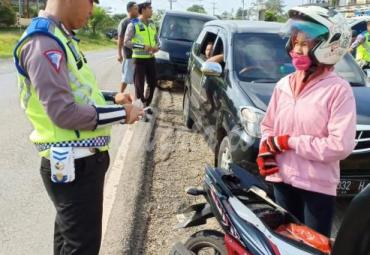 Razia, seorang petugas sedang memeriksa kelengkapan pengendara yang sedang melintas di depan Mako Polres Seluma, Bengkulu