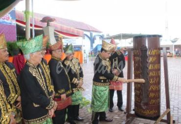Prosesi kegiatan rangkaian peringatan HUT Curup ke 139 di awali dengan pemukulan gong oleh Bupati Rejang Lebong, Dr. H. Ahmad Hijazi di saksikan seluruh pejabat jajaran Pemkab Rejang Lebong dan ribuan masyarakat yang menyaksikan prosesi tahunan tersebut