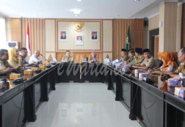 Sekda Provinsi Bengkulu, Nopian Andusti didampingi Asisten II Setda Provinsi Bengkulu Yuliswani dan diikuti Kepala PMD Provinsi Bengkulu Syahroni  beserta jajarannya, Kabag Umum dan Protokol Setda Provinsi Bengkulu Sri Hartika serta dari pihak EO gelar rapat persiapan GTTGN XXI, September mendatang