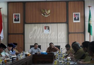 Bahan optimalisasi pembangunan Bupati Bengkulu Utara, Ir. Mian diterima langsung oleh Gubernur Bengkulu, Rohidin Mersyah