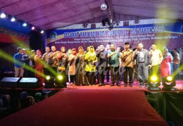 Bupati, Wakil Bupati dan istri serta pejabat lainnya berswafoto bersama