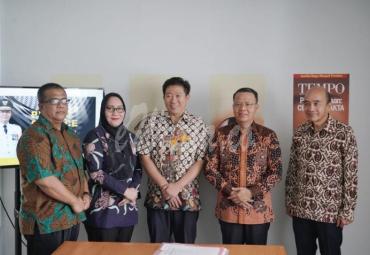 Gubernur didampingi Asisten II dan Kadiskominfotik Provinsi Bengkulu bersama juri IAA 