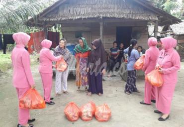 Pemberian bantuan kepada warga kurang mampu oleh Bhayangkari Brimob Baebunta, Luwu Utara