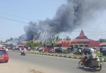 Terlihat kepulan asap kebakaran dari kejauhan