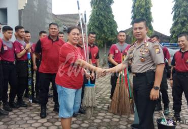 Penyerahan alat kebersihan oleh Kapolda Bengkulu, Brigjend Pol Drs Supratman, MH