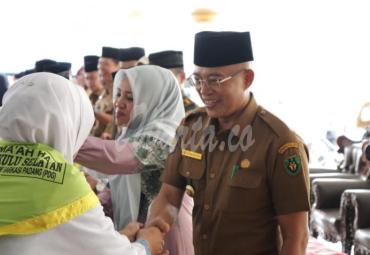 Bupati Bengkulu Selatan, Gusnan Mulyadi bersama istri lepas Jemaah Calon Haji kloter terakhir 