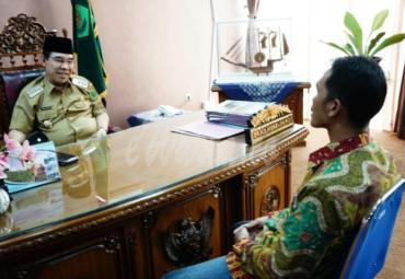 Bupati Rejang Lebong H. Ahmad Hijazi memberikan reward umroh gratis kepada peraih penghargaan lomba Wana Lestari dari Kementrian Lingkungan Hidup dan Kehutanan