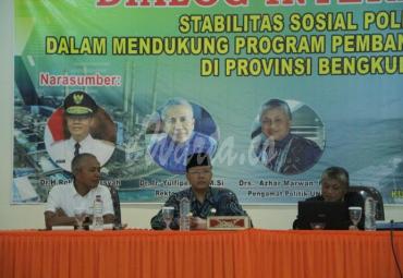 Dialog Interaktif yang diinisiasi oleh Komunitas Kedai Garasi ini dihadiri juga Kaban Kesbangpol Provinsi Bengkulu, Ketua PWI Bengkulu, Rektor Unihaz, Pengamat Politik serta tokoh masyarakat dan organisasi mahasiswa.