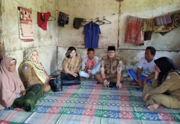 Kunjungan Kepala Dinas Sosial provinsi Bengkulu ke kediaman Sangkut Andika, Seluma
