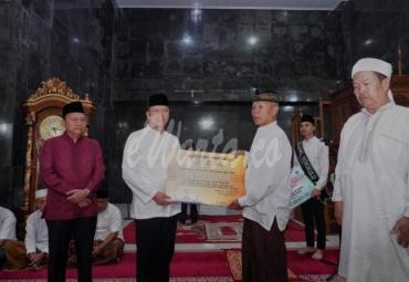 Penyerahan bantuan diterima oleh pengurus masjid