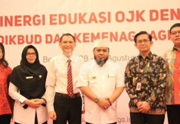 Kegiatan ToT yang dibuka langsung Walikota Bengkulu Helmi Hasan bertemakan “Sinergi Edukasi OJK dengan Kemendikbud dan Kemenag bagi Guru SD/Madrasah Ibtida’iyah” menghadirkan narasumber dari Direktur Literasi dan Edukasi Otoritas Jasa Keuangan (OJK) Horas VM Tarihoran dan Deputi Direktur Literasi dan Informasi OJK Greta Joice Siahaan, Rabu (28/8/2019).