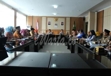 Sekda Provinsi Bengkulu Nopian Andusti usai pimpin Rapat Persiapan dan Evaluasi serta Kesiapan Panitia BMFES Tahun 2019 Provinsi Bengkulu, di Ruang Rapat Rafflesia Kantor Gubernur Bengkulu, Kamis ( 29/08).