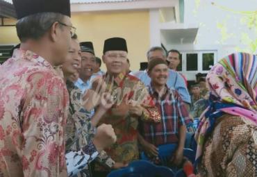 Gubernur Bengkulu (Dr. H. Rohidin Mersyah) selalu dekat dan berbaur dengan masyarakat