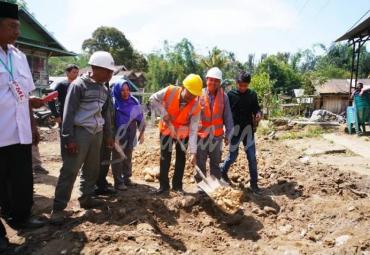 Gubernur Bengkulu didampingi sejumlak kepala OPD lakukan peletakan batu pertama