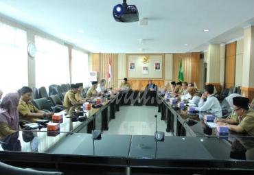 Gotri Suyanto memimpin Rapat Persiapan Pelaksanaan Program Prioritas Visit Wonderful Bengkulu 2020 bertempat di Ruang Rapat Lantai III Kantor Gubernur, Selasa (17/9).