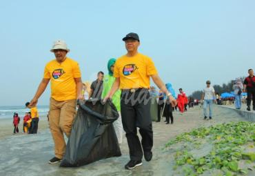 Gubernur Bengkulu turun langsung ikut bersihkan sampah di kawasan Pantai Panjang Bengkulu