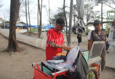 Pedagang kaki lima di kawasan Pantai Panjang ikut kebanjiran rejeki