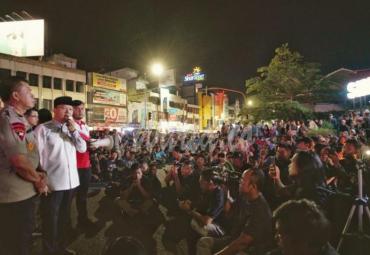 Gubernur Bengkulu Rohidin Mersyah hadir di tengah-tengah aksi solidaritas mahasiswa dan pemuda Bumi Rafflesia, saat gelar Aksi simpatik menyalakan lilin bersama dan tabur bunga tanda berduka atas wafatnya mahasiswa dari Universitas Haluoleo Kendari, Randy (21) dan Muh Yusuf Kardawi (19), di Simpang Lima kota Bengkulu, (27/9).