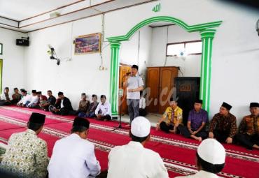 Gubernur Bengkulu saat mampir sholat dhuhur berjamaah di Masjid Taba Tembilang