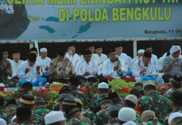 Mewujudkan Indonesia Damai Sejahtera, Polda Bengkulu gelar Istighotsah dan Doa bersama serta dalam peringatan Hari Ulang Tahun (HUT) TNI ke-74 di Halaman Mapolda Bengkulu, (11/10). 