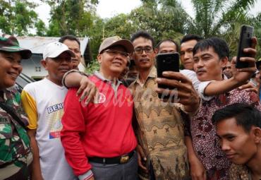 Akrab dengan warga, Gubernur diajak foto bersama