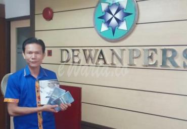 Ketua AMBO Provinsi Bengkulu, Aurego Jaya menunjukan bingkisan dari Dewan Pers