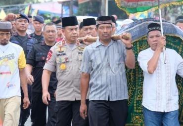 Tanpa canggung Kapolda Bengkulu Brigjen Pol Supratman, MH ikut memanggul keranda jenazah Alm Nurdiana warga Kebun Geran Kota Bengkulu, Senin (21/10).