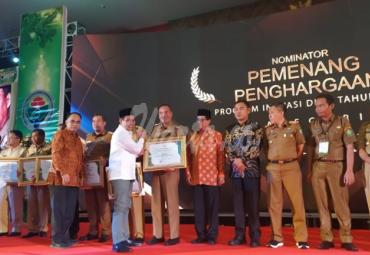 Asisten I Setda Rejang Lebong Pranoto Majid saat menerima penghargaan Program Inovasi Desa dari Kementerian PDTT RI di Jakarta, Senin, 25 November 2019. (