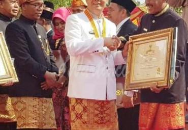Penyerahan Piagam dan Penghargaan oleh Gubernur Bengkulu, Rohidin Mersyah.
