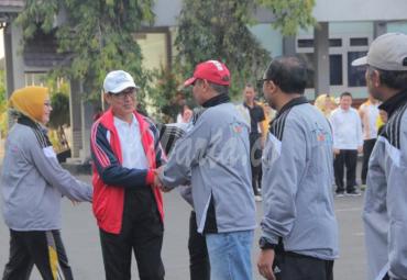 Asisten III Setda Provinsi Bengkulu Gotri Suyanto secara resmi melepas Peserta PORNAS KORPRI ke XV Bangka Belitung, di Lapangan Apel Kantor Gubernur, Jumat (8/11).