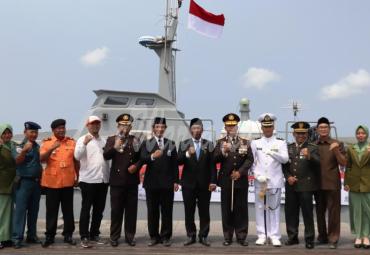 Upacara Tabur Bunga di Laut, Peringatan Hari Pahlawan 10 November 2019, di Laut kawasan Pelabuhan Pulau Baai Bengkulu, Ahad (11/10). Upacara tabur bunga ini dipimpin Wakil Gubernur (Wagub) Bengkulu Dedy Ermansyah sebagai Inspektur Upacara.