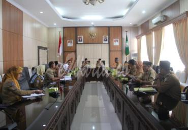 Asisten III Setda Provinsi Bengkulu Gotri Suyanto memimpin Rapat Pembahasan Tentang Usulan Kuota Jenis Bahan Bakar Minyak Tertentu (JBT) dan Jenis BBM Khusus Penugasan (JBKP) Tahun 2020, Senin (11/11) bertempat di Ruang Rapat Lantai III Kantor Gubernur.