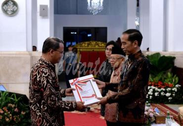 Gubernur Bengkulu Rohidin Mersyah, terima Daftar Isian Pelaksanaan Anggaran (DIPA) tahun 2020 oleh Presiden RI Joko Widodo, didampingi Wakil Presiden Ma'ruf Amin, di Istana Negara Jakarta, (14/11).