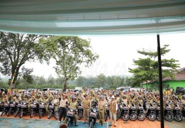 Kunjung kerja di Kabupaten Rejang Lebong, Gubernur Rohidin menyerahkan 77 unit kendaraan operasional Penyuluh Pertanian Lapangan Provinsi Bengkulu, yang bertugas di Kabupaten Rejang Lebong.