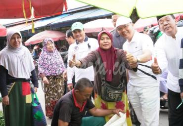 Spontan dan kaget juga riang, pedagang pasar Kepahiang di kejutkan kehadiran Gubernur Bengkulu, Rohidin Mersyah.